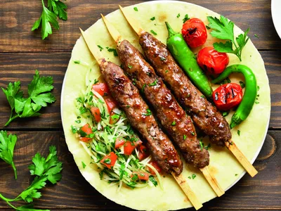 Adana kebap lavaş közlenmiş domates ve biber ile servis