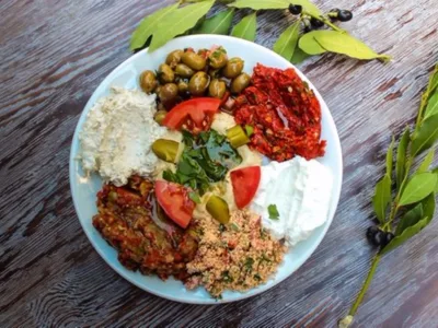 Karışık meze tabağı humus acılı ezme haydari