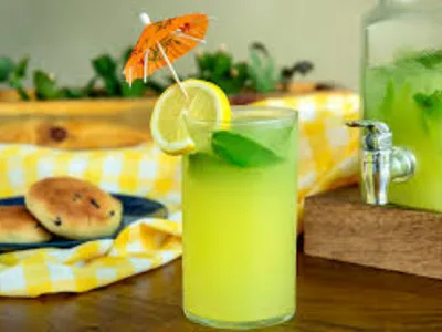 Ev yapımı limonata taze nane ve limon ile