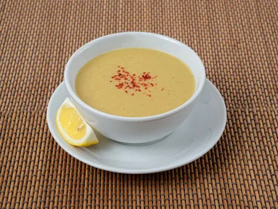 Mercimek çorbası taze limon ve kruton eşliğinde